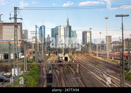 Frankfurt, Deutschland - 25. August 2022: Blick auf die Skyline und den Hauptbahnhof in Frankfurt, Deutschland im Nachmittagslicht. Stockfoto