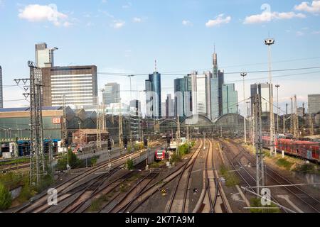 Frankfurt, Deutschland - 25. August 2022: Blick auf die Skyline von Frankfurt mit dem Frankfurter Hauptbahnhof. Stockfoto