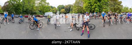 Frankfurt, Deutschland - 25. August 2022: Radrennfahrer des Teams superciao bei einem Orientierungsrennen in Hessen. Informationen für Biker vor dem Start in Deutschland. Stockfoto