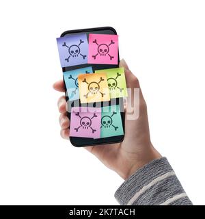 Hand hält ein Smartphone mit Viren und Malware infiziert, Cybersecurity-Konzept auf weißem Hintergrund Stockfoto