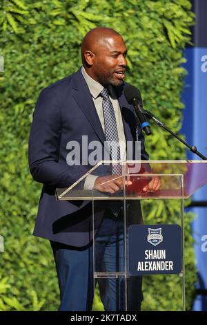 Seattle, WA, USA. 16. Oktober 2022. Der ehemalige Seattle Seahawks läuft zurück Shaun Alexander spricht bei seiner Eröffnungszeremonie zum Ehrenring zur Halbzeit eines NFL-Fußballspiels in Seattle, WA. Sean Brown/CSM/Alamy Live News Stockfoto