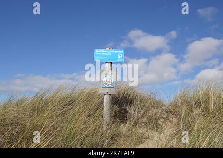 Marrammgras (Ammophila Arenaria) auf Sanddünen. Ein holländisches Schild mit der Aufschrift „kein Zugang, gefährdete Dünenregion“. Blauer Himmel. Bergen aan Zee, Niederlande Stockfoto