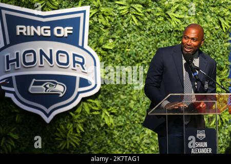 16. Oktober 2022: Ehemalige Seattle Seahawks laufen zurück Shaun Alexander spricht bei seiner Ring of Honor-Einführungszeremonie zur Halbzeit eines NFL-Fußballspiels in Seattle, WA. Sean Brown/CSM Stockfoto