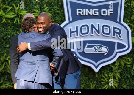 Seattle, WA, USA. 16. Oktober 2022. Die ehemaligen Seahawks von Seattle, die sich zurücklehnen Shaun Alexander umarmt den General Manager John Schneider während der Einweihungszeremonie des Alexander-Ehrenrings in Seattle, WA. Sean Brown/CSM/Alamy Live News Stockfoto