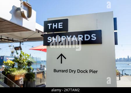 Vancouver, Kanada - 12. Juli 2022: Blick auf das Schild The Shipyards in North Vancouver Stockfoto
