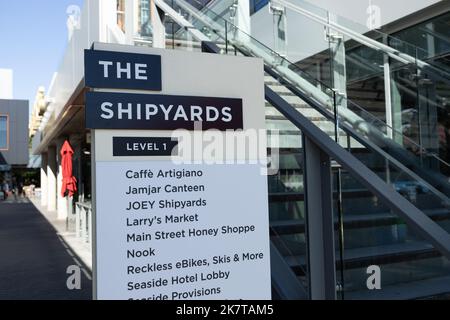 Vancouver, Kanada - 12. Juli 2022: Blick auf das Schild The Shipyards in North Vancouver Stockfoto
