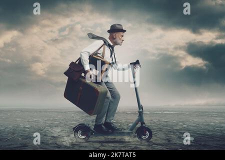 Reisende im Vintage-Stil und Fotograf, der Gepäck trägt und mit einem Roller fährt, reist er durch ein trockenes Wüstenland Stockfoto