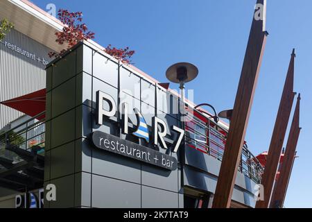 Vancouver, Kanada - Juli 12,2022: Blick auf das Restaurant pier7 im Werftbezirk in Nord-Vancouver Stockfoto