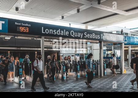 North Vancouver, Kanada - 12,2022. Juli: Blick auf den Lonsdale Quay SeaBus Terminal während der Hauptverkehrszeit Stockfoto