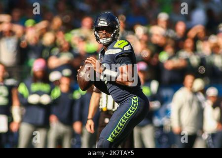 Seattle, WA, USA. 16. Oktober 2022. Seattle Seahawks Quarterback Geno Smith (7) scheint während eines NFL-Fußballspiels in Seattle, WA, vorbei zu gehen. Sean Brown/CSM/Alamy Live News Stockfoto