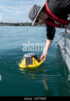 Konstanz, Deutschland. 12. September 2022. Ole Lessmann von der Universität Konstanz gibt eine Wellenboje ins Wasser des Bodensees frei. Mit Hilfe der Wellenboje kann die Stärke der Wellen gemessen werden, die von Schiffen verursacht werden. (To dpa „volle Leistung auf vollen Seen – brauchen Bootsfahrer strengere Grenzen?“) Kredit: Silas Stein/dpa/Alamy Live Nachrichten Stockfoto
