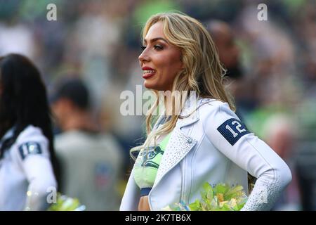 Seattle, WA, USA. 16. Oktober 2022. Ein Mitglied der Seahawks-Tänzer während eines NFL-Fußballspiels in Seattle, WA. Sean Brown/CSM/Alamy Live News Stockfoto