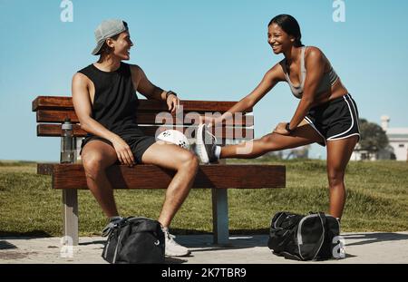 Bewegung, Stretching und Sport Paar entspannen im Park, reden, während sie sich für Sport, Training und Wellness-Workout vorbereiten. Athletisch, Frau und Mann Stockfoto