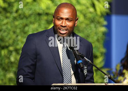 Seattle, WA, USA. 16. Oktober 2022. Der ehemalige Seattle Seahawks läuft zurück Shaun Alexander spricht bei seiner Eröffnungszeremonie zum Ehrenring zur Halbzeit eines NFL-Fußballspiels in Seattle, WA. Sean Brown/CSM/Alamy Live News Stockfoto