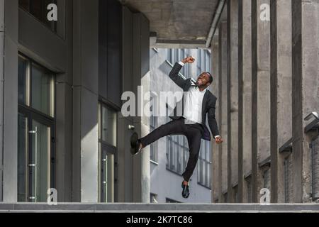 Erfolgreiches Businessman-Konzept, reifer afroamerikanischer Mann vor dem Bürogebäude Stockfoto