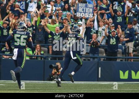 Seattle, WA, USA. 16. Oktober 2022. Seattle Seahawks Eckpfeiler Tariq Woolen (27) feiert ein Abfangen während eines NFL-Fußballspiels in Seattle, WA. Sean Brown/CSM/Alamy Live News Stockfoto