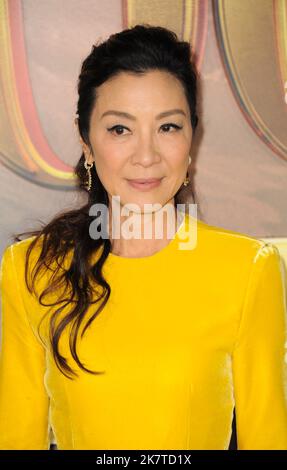 Los Angeles, Kalifornien. 18. Oktober 2022. Michelle Yeoh bei der Ankunft für DIE SCHOOL FOR GOOD AND EVIL Series Premiere auf NETFLIX, Regency Village Theatre in Westwood, Los Angeles, CA 18. Oktober 2022. Kredit: Elizabeth Goodenough/Everett Collection/Alamy Live Nachrichten Stockfoto