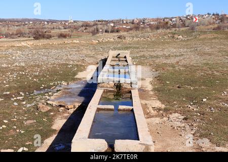 Blick auf die Stadt und das Wasser, das aus dem Brunnen des Hirten fließt. Kiziloren Stadt Konya Türkei Stockfoto