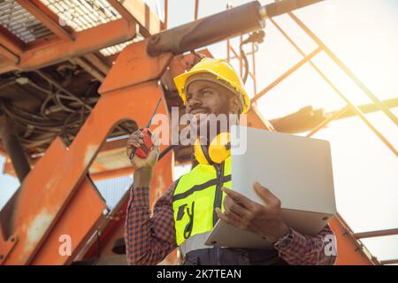 Glücklicher Arbeiter Vorarbeiter Arbeit Ladekontrolle in der Frachtschifffahrt Industrie. Ingenieur Arbeit in Bau-Website. Stockfoto