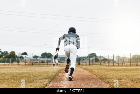 Baseballspieler, Lauf- und Sportplatz mit Athlet mit schneller Energie beim Base Run bei Spiel oder Spiel auf einem Sportplatz. Fitness, Bewegung und Stockfoto