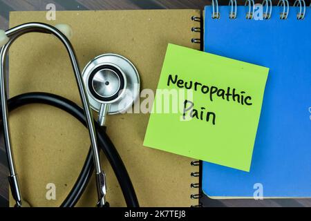 Konzept der neuropathischen Schmerzen Schreiben Sie auf Haftnotizen isoliert auf Holztisch. Stockfoto