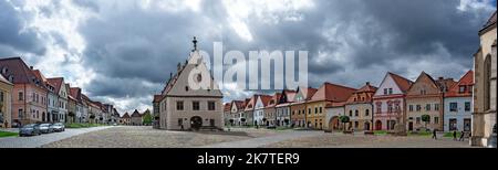 Panoramablick auf den Hauptplatz der kleinen Stadt Bardejov mit dem Gebäude des Rathauses in der Mitte, Slowakei Stockfoto