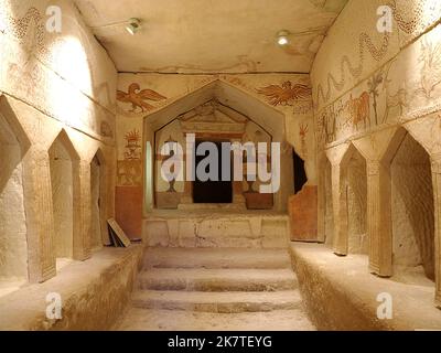 Die Mauer renovierte Zeichnungen in den ausgegrabenen und rekonstruierten antiken Begräbnishöhlen der Sidonier in der Stadt Maresha in Beit Guvrin in Israel. Stockfoto