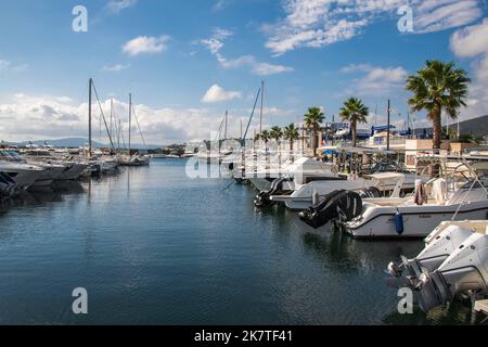 Der Hafen von Sainte Maxime, im Departement Var der Region Provence-Alpes-Côte d'Azur im Südosten Frankreichs. Stockfoto