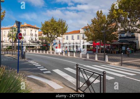 Avenue Charles de Gaulle in Sainte-Maxime, im Departement Var der Region Provence-Alpes-Côte d'Azur im Südosten Frankreichs. Stockfoto