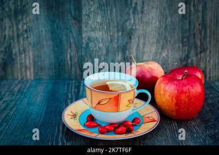 Hagebuttentee mit Zitrone und Äpfeln. Herbst gesunder Tee für die Gesundheit Stockfoto