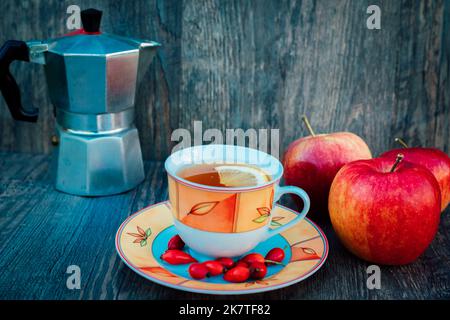 Hagebuttentee mit Zitrone und Äpfeln. Herbst gesunder Tee für die Gesundheit Stockfoto