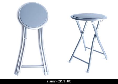 Zusammengeklappte und abgewickelte Ansichten eines tragbaren grauen Hockers auf weißem Hintergrund. Stockfoto