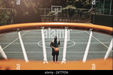 Oben, Net und Basketball Mann mit Ziel in Training, Praxis oder Bewegung für gesunde Sportarten auf dem Platz. Schwarzer Mann, Basketballspieler und Basketball Stockfoto