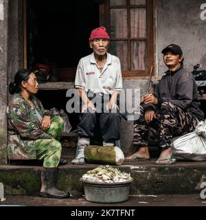 Porträt von drei Indonesiern im Dorf. Indonesien, Bali, 5. September 2022. Stockfoto