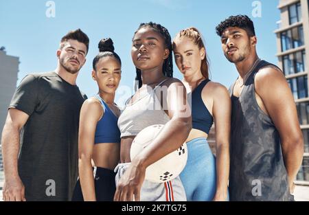 Freunde, Fitness- oder Diversity-Portrait von Sport, Teamarbeit oder Teamporträt für Bewegung, Training Workoutsport. Motivation, Wellness-Gruppe oder Stockfoto