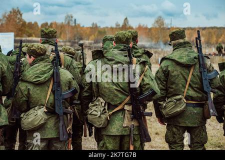 Tatarstan, Russland. 10. Oktober 2022. Mobilisierte russische Soldaten werden auf dem Trainingsgelände einer Kampfausbildung unterzogen. Soldaten in Kampfuniformen Stockfoto