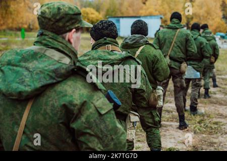 Tatarstan, Russland. 10. Oktober 2022. Mobilisierte russische Soldaten werden auf dem Trainingsgelände einer Kampfausbildung unterzogen. Soldaten in Kampfuniformen Stockfoto