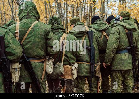 Tatarstan, Russland. 10. Oktober 2022. Mobilisierte russische Soldaten werden auf dem Trainingsgelände einer Kampfausbildung unterzogen. Soldaten in Kampfuniformen Stockfoto