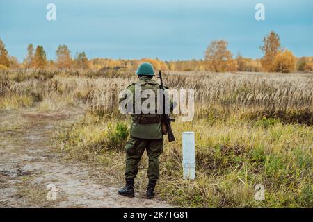 Tatarstan, Russland. 10. Oktober 2022. Mobilisierte russische Soldaten werden auf dem Trainingsgelände einer Kampfausbildung unterzogen. Stockfoto