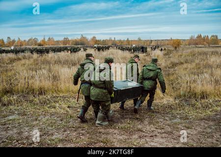 Tatarstan, Russland. 10. Oktober 2022. Mobilisierte russische Soldaten werden auf dem Trainingsgelände einer Kampfausbildung unterzogen. Stockfoto