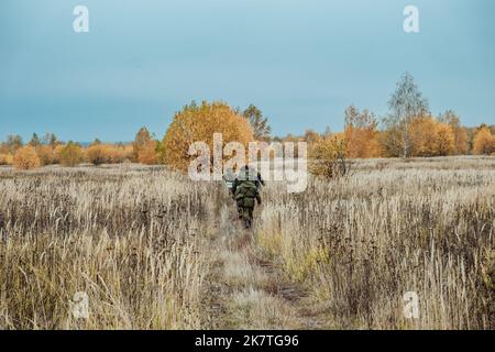 Tatarstan, Russland. 10. Oktober 2022. Mobilisierte russische Soldaten werden auf dem Trainingsgelände einer Kampfausbildung unterzogen. Stockfoto