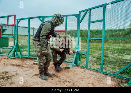 Tatarstan, Russland. 10. Oktober 2022. Mobilisierte russische Soldaten werden auf dem Trainingsgelände einer Kampfausbildung unterzogen. Stockfoto