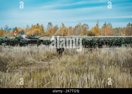 Tatarstan, Russland. 10. Oktober 2022. Mobilisierte russische Soldaten werden auf dem Trainingsgelände einer Kampfausbildung unterzogen. Stockfoto