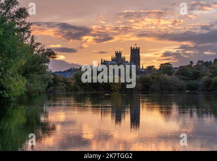 Sonnenuntergang über Ely, von den Roswell Pits aus gesehen Stockfoto