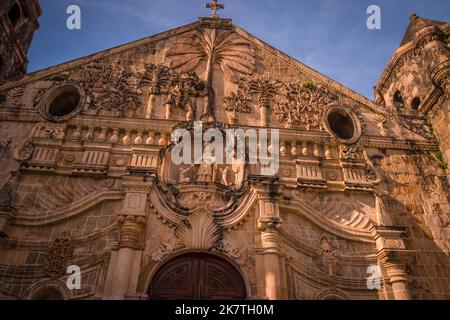 Die Miagao-Kirche, die offiziell Santo Tomás de Villanueva Pfarrkirche genannt wird, ist eine barocke Festung aus spanischer Zeit, römisch-katholisch. Ein UNESCO-Weltkulturerbe. Stockfoto