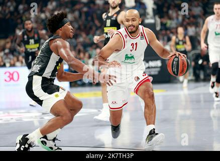 Belgrad, Serbien. 18. Oktober 2022. Armanis Shavon Shields (R) steht im Rahmen des Euroleague-Basketballspiels zwischen Partizan und Armani in Belgrad, Serbien, am 18. Oktober 2022, mit Partizans Zach Leday in der regulären Saison 3 gegenüber. Kredit: Predrag Milosavljevic/Xinhua/Alamy Live Nachrichten Stockfoto