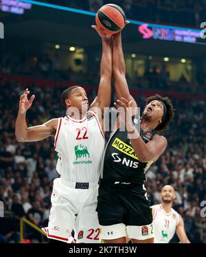 Belgrad, Serbien. 18. Oktober 2022. Armanis Devon Hall (L) steht während des Euroleague-Basketballspiels zwischen Partizan und Armani in Belgrad, Serbien, am 18. Oktober 2022, mit Partizan's Zach Leday in der regulären Saison 3 gegenüber. Kredit: Predrag Milosavljevic/Xinhua/Alamy Live Nachrichten Stockfoto