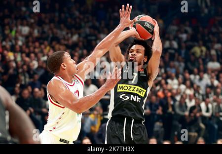 Belgrad, Serbien. 18. Oktober 2022. Partizans Kevin Punter (R) schießt während der regulären Saison 3 über Armanis Devon Hall in Belgrad, Serbien, am 18. Oktober 2022. Kredit: Predrag Milosavljevic/Xinhua/Alamy Live Nachrichten Stockfoto