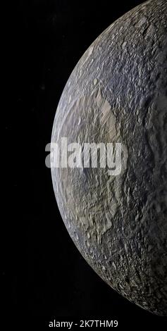 Mimas-Satellit, Saturnmond, der im Weltraum umkreist Stockfoto