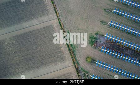Luftdrohne Foto von Solar-Photovoltaik-Panels im ländlichen Land von Italien Stockfoto